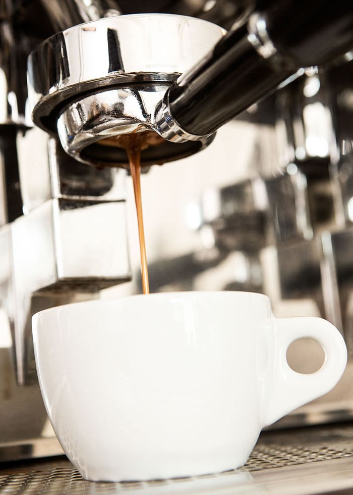 Kaffeezubereitung im Café - Bohne 37